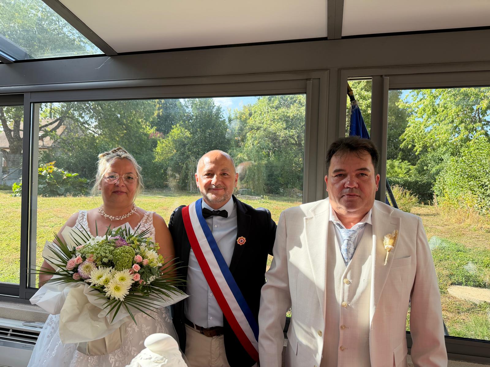 Mariage 8 aout 2026 - Les mariés et le maire - Commune de Saint Bomer